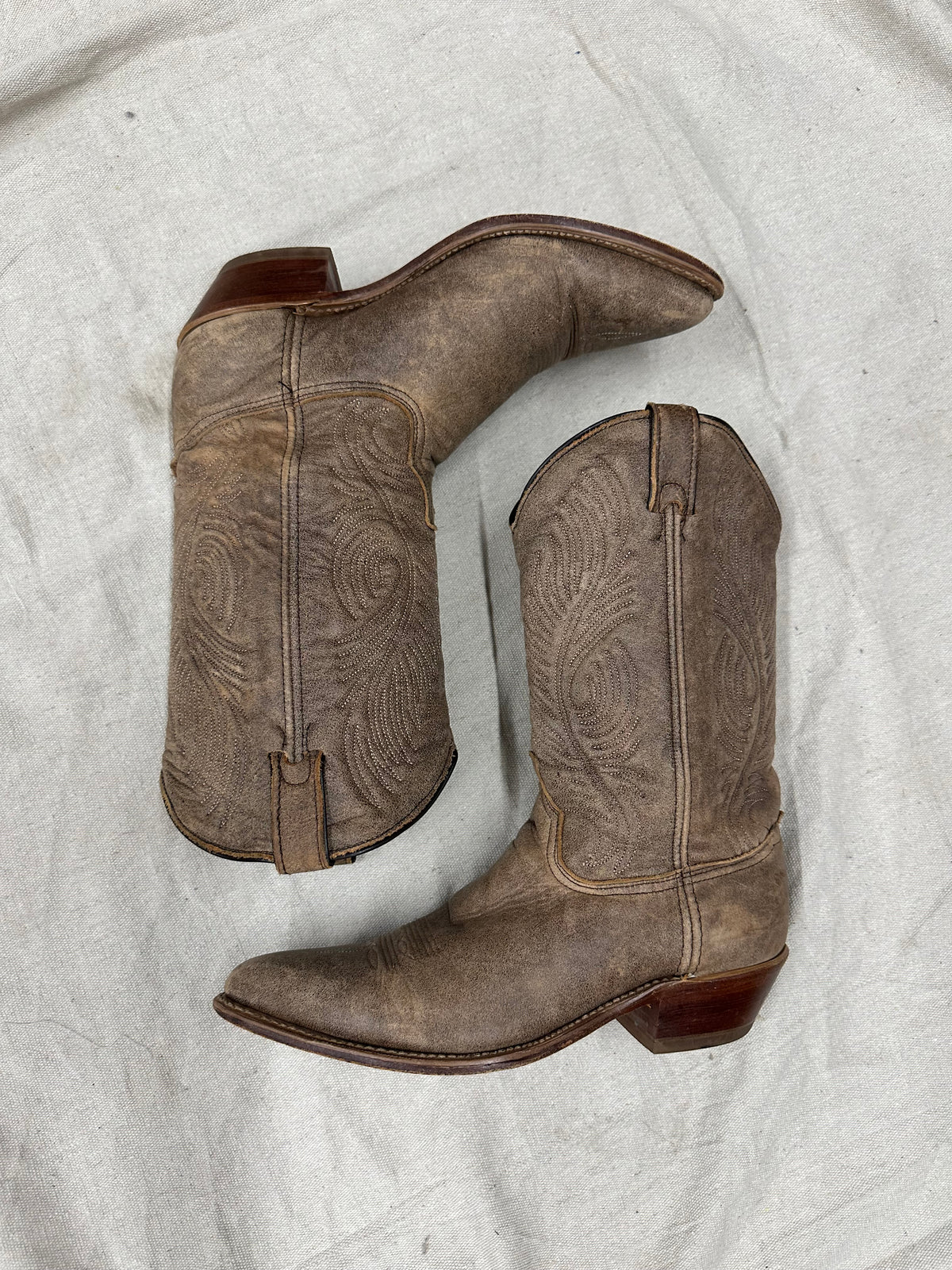 Vintage beige detailed cowboy boots