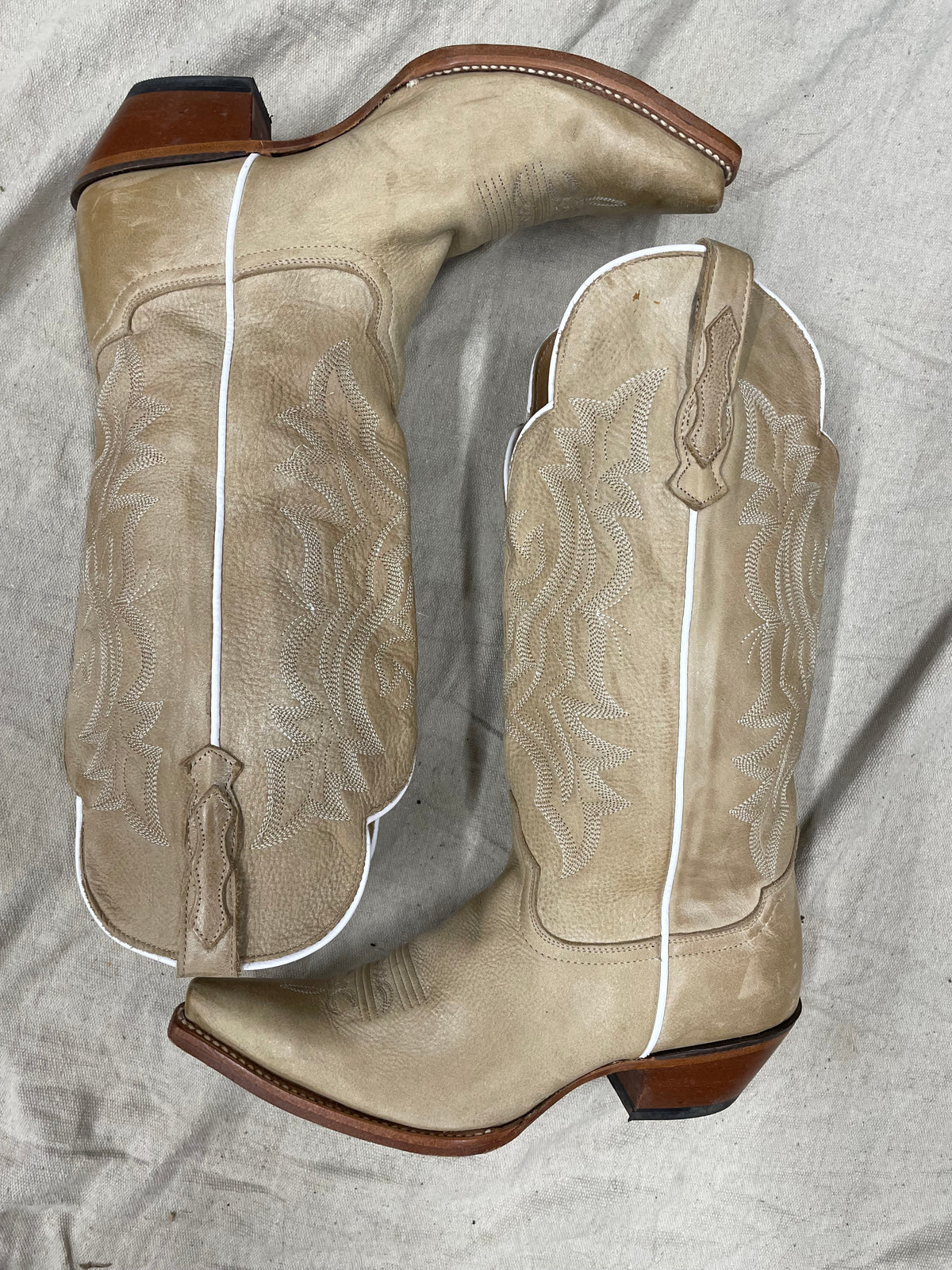 Vintage light beige with white detailing cowboy boots